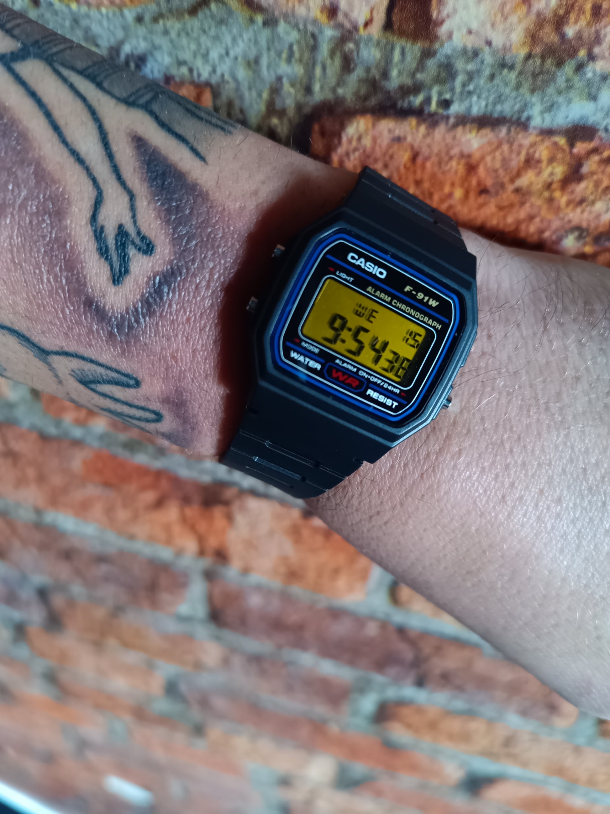 Casio F-91W with Light amber screen mod