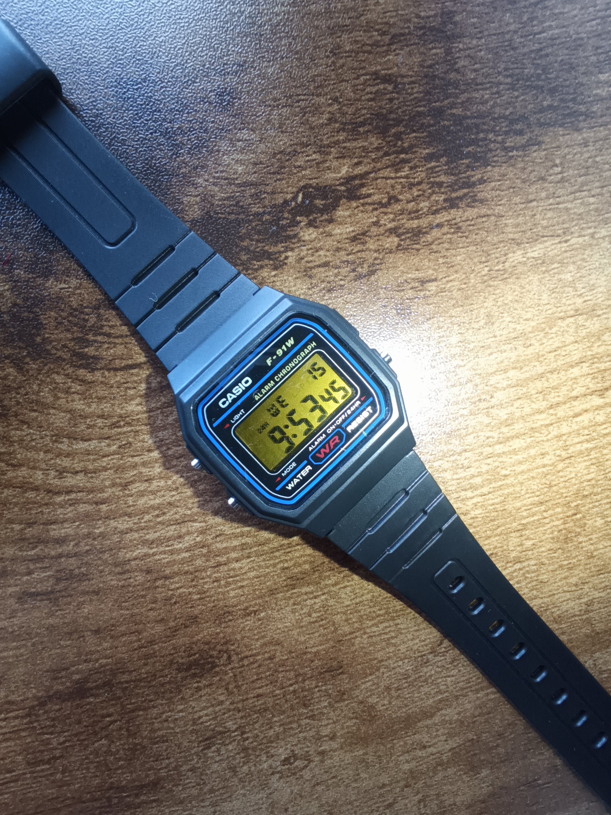 Casio F-91W with Light amber screen mod