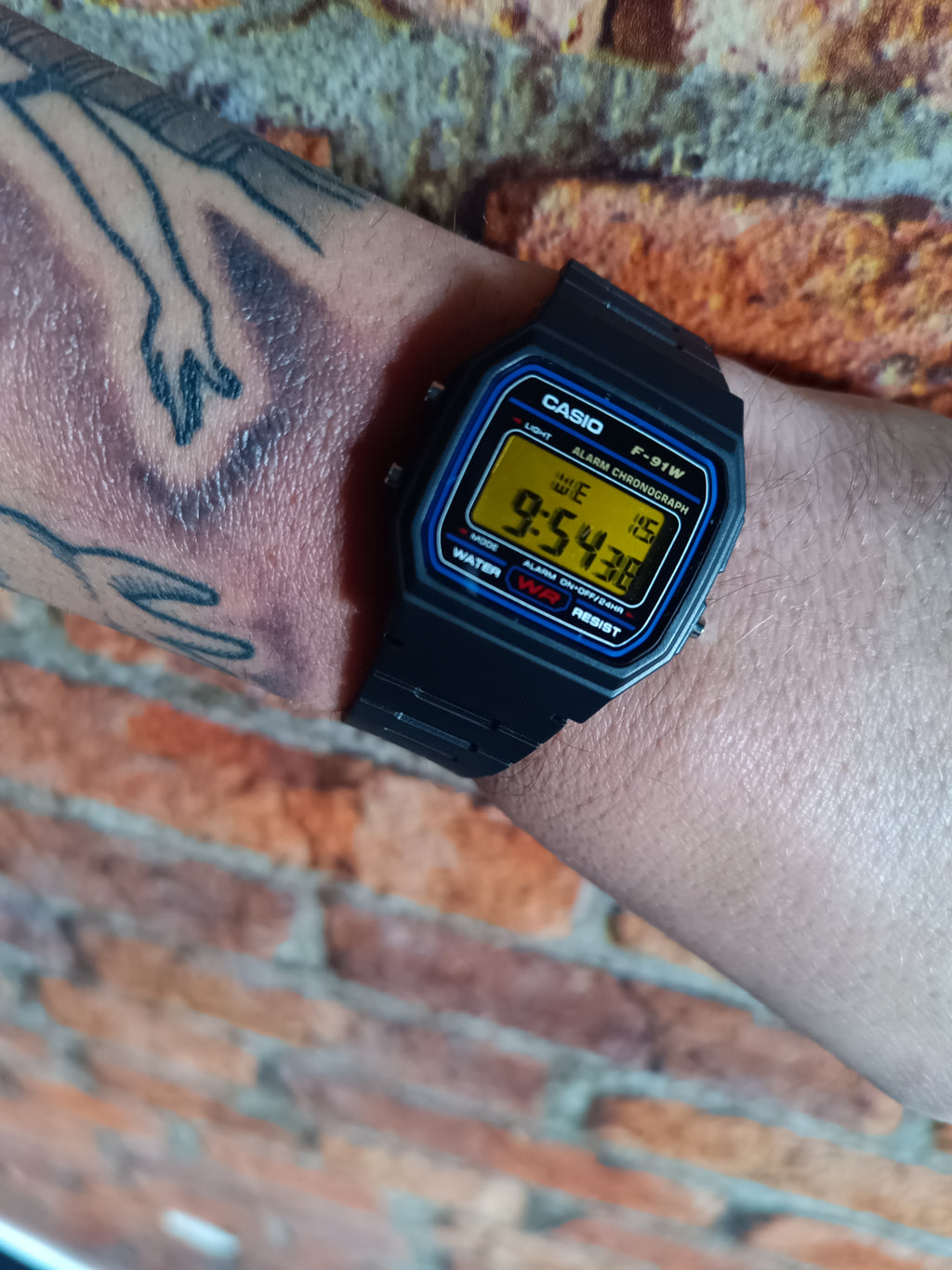 Casio F-91W with Light amber screen mod